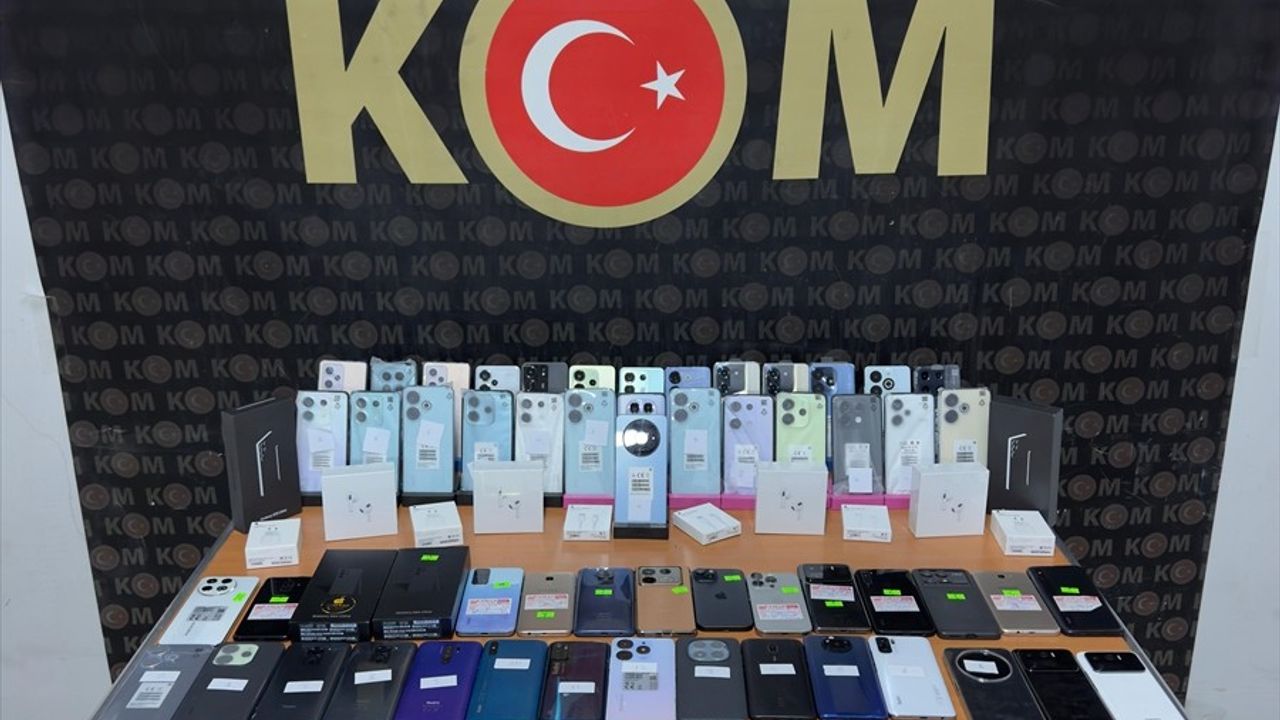 İzmir'de Tarihi Eser Operasyonu: 622 Sikke ve 66 Obje Ele Geçirildi