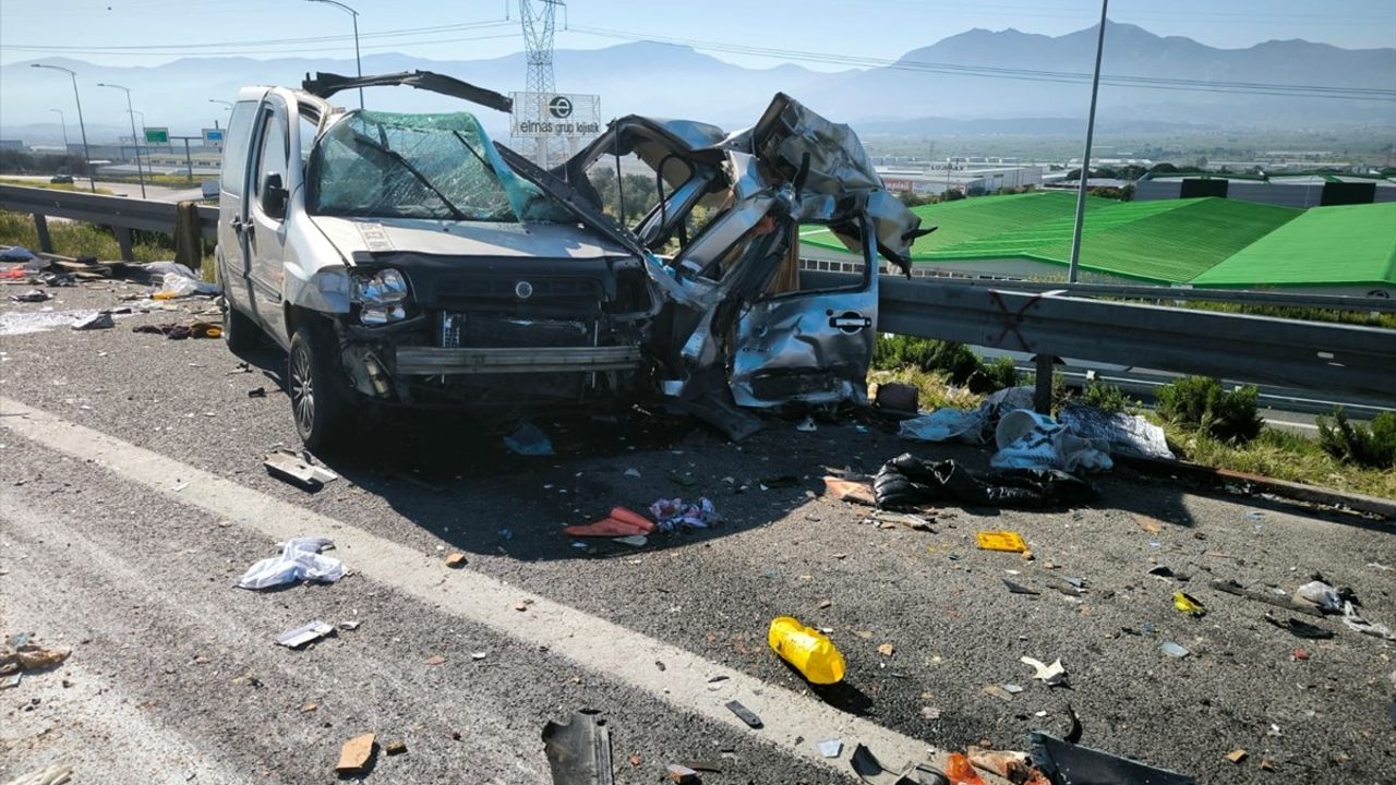İzmir'de Trafik Kazası: 1 Ölü, 2 Yaralı