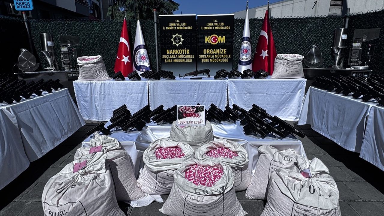 İzmir'de Yapılan Operasyonda 464 Silah Ele Geçirildi, 137 Şüpheli Tutuklandı