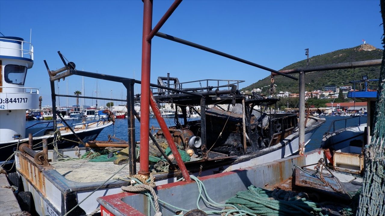 İzmir Foça'daki Balıkçı Barınağında Yangın: Üç Tekne Hasar Gördü