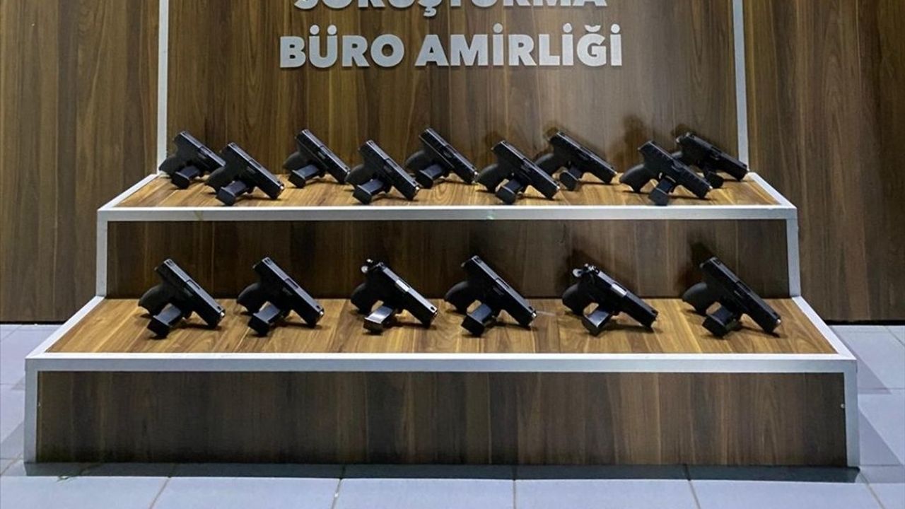 İzmir Gaziemir'de Ruhsatsız 15 Tabanca Ele Geçirildi