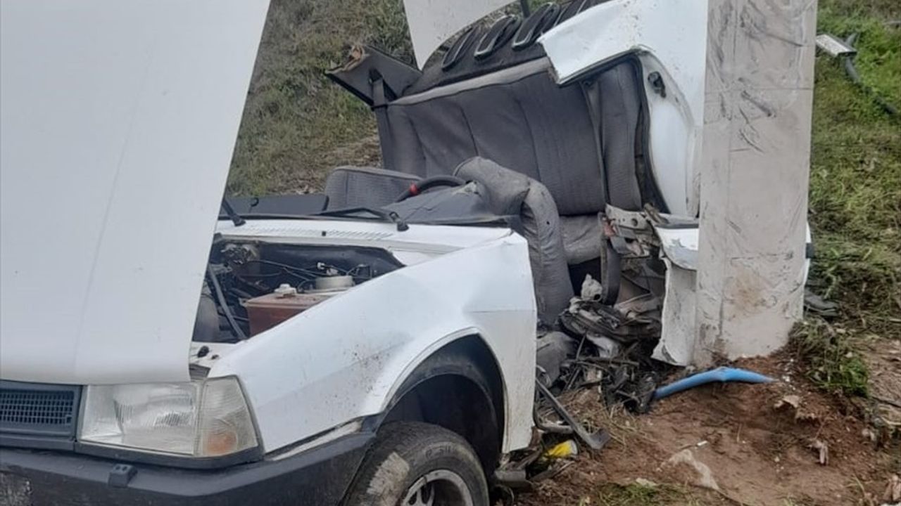 İzmir Kiraz'da Elektrik Direğine Çarpan Araçta İki Genç Hayatını Kaybetti