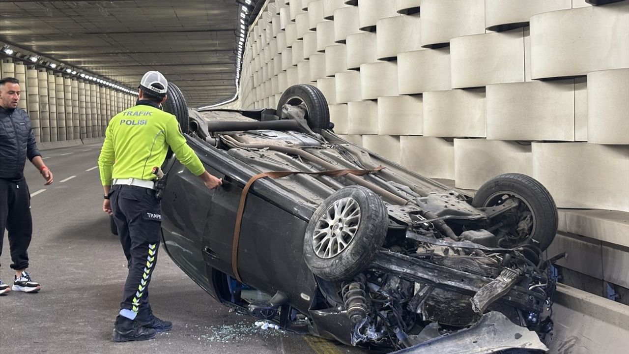 İzmir Konak'ta Takla Atan Araçta Sürücü Yaralandı