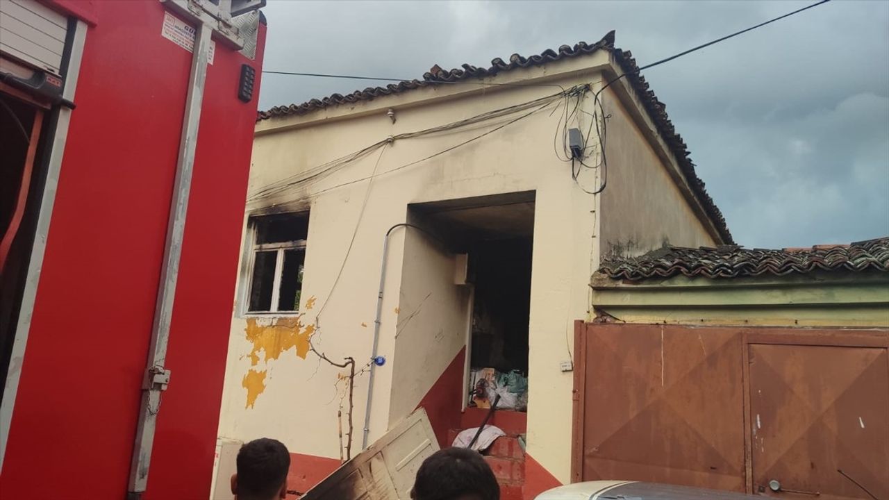 İzmir Ödemiş'te Ev Yangını: Dumandan Etkilenen Kadın Hastaneye Kaldırıldı