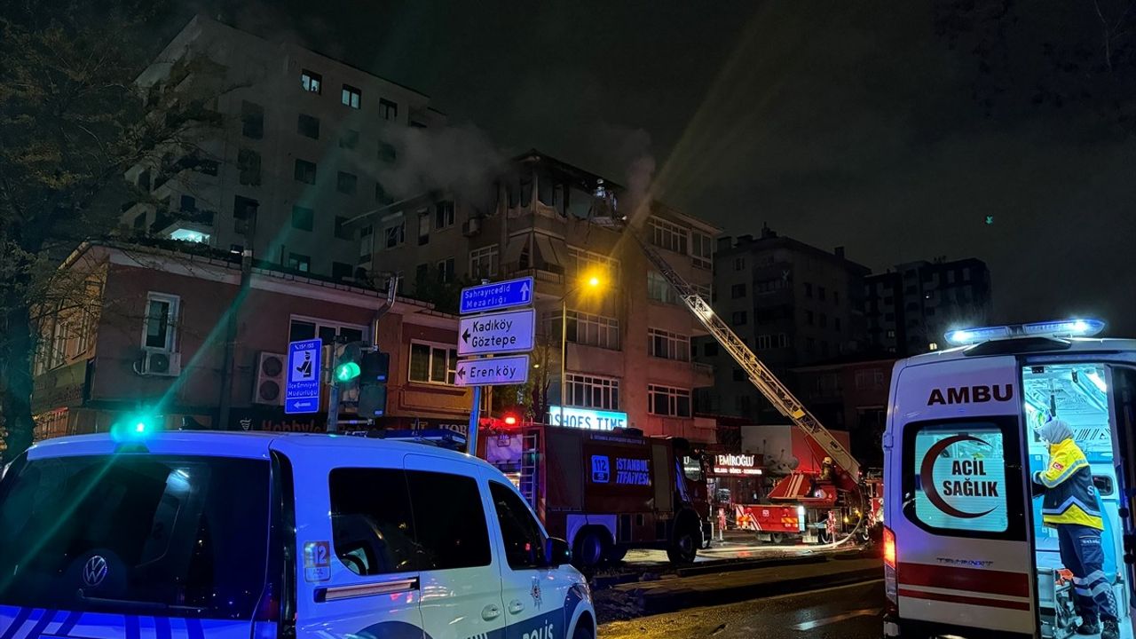 Kadıköy'de Apartman Yangını: İki Kişi Dumandan Etkilendi