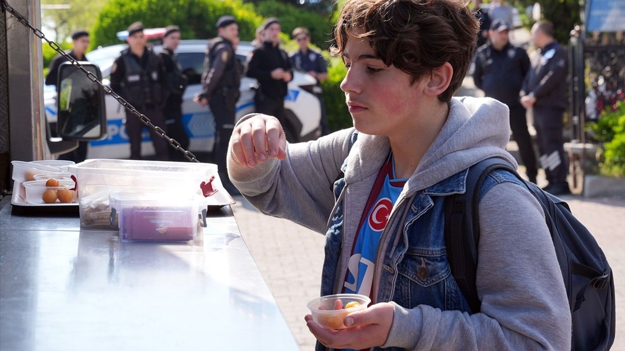 Kadıköy'de Bıçaklı Saldırıda Hayatını Kaybeden Mattia Ahmet Minguzzi Mezarı Başında Anıldı