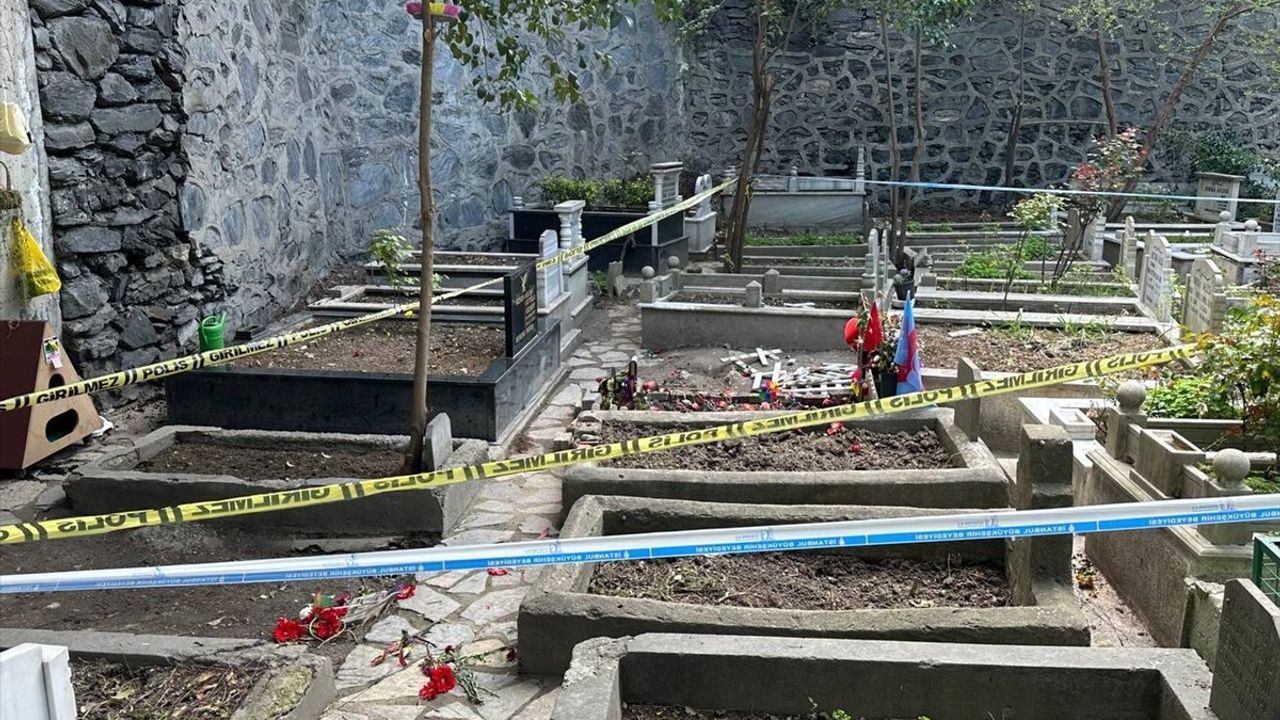 Kadıköy'de Bıçaklı Saldırıda Hayatını Kaybeden Mattia Ahmet Minguzzi'nin Mezarı Tahrip Edildi