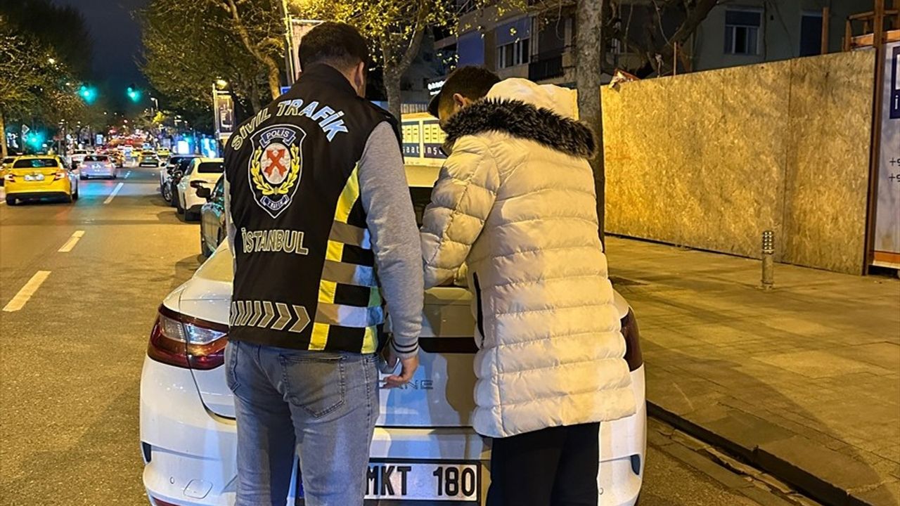 Kadıköy'de Otomobilin Camından Sarkarak Dans Edenlere Cezalar Kesildi