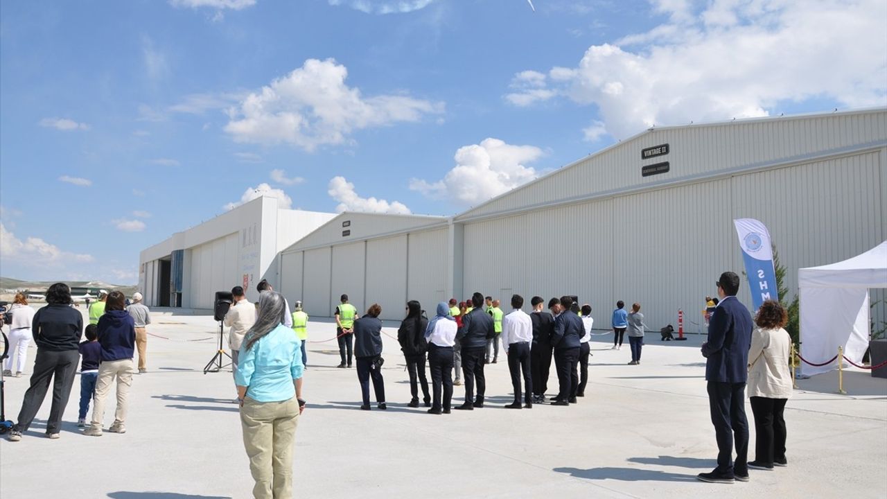 Kadın Akrobasi Pilotu Semin Öztürk Şener, Dünya Pilotlar Günü'nde Gösteri Uçuşu Gerçekleştirdi