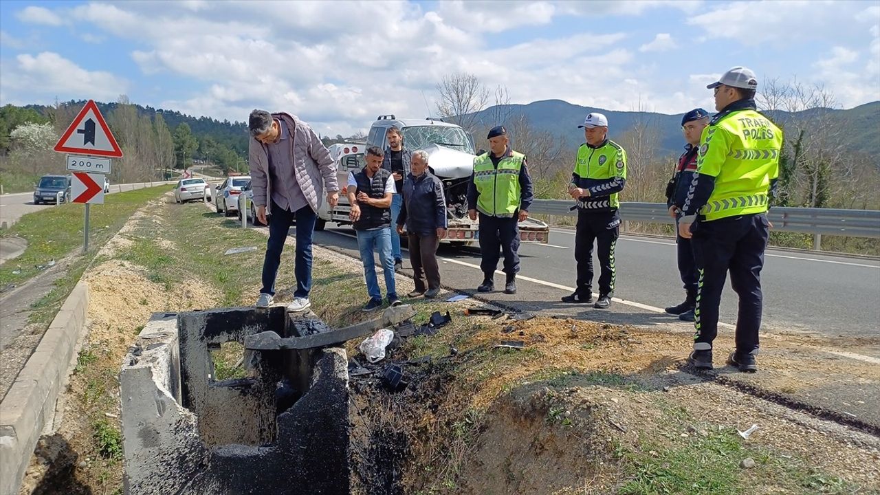 Karabük'te Menfeze Çarpan Hafif Ticari Araçta 1 Kişi Hayatını Kaybetti