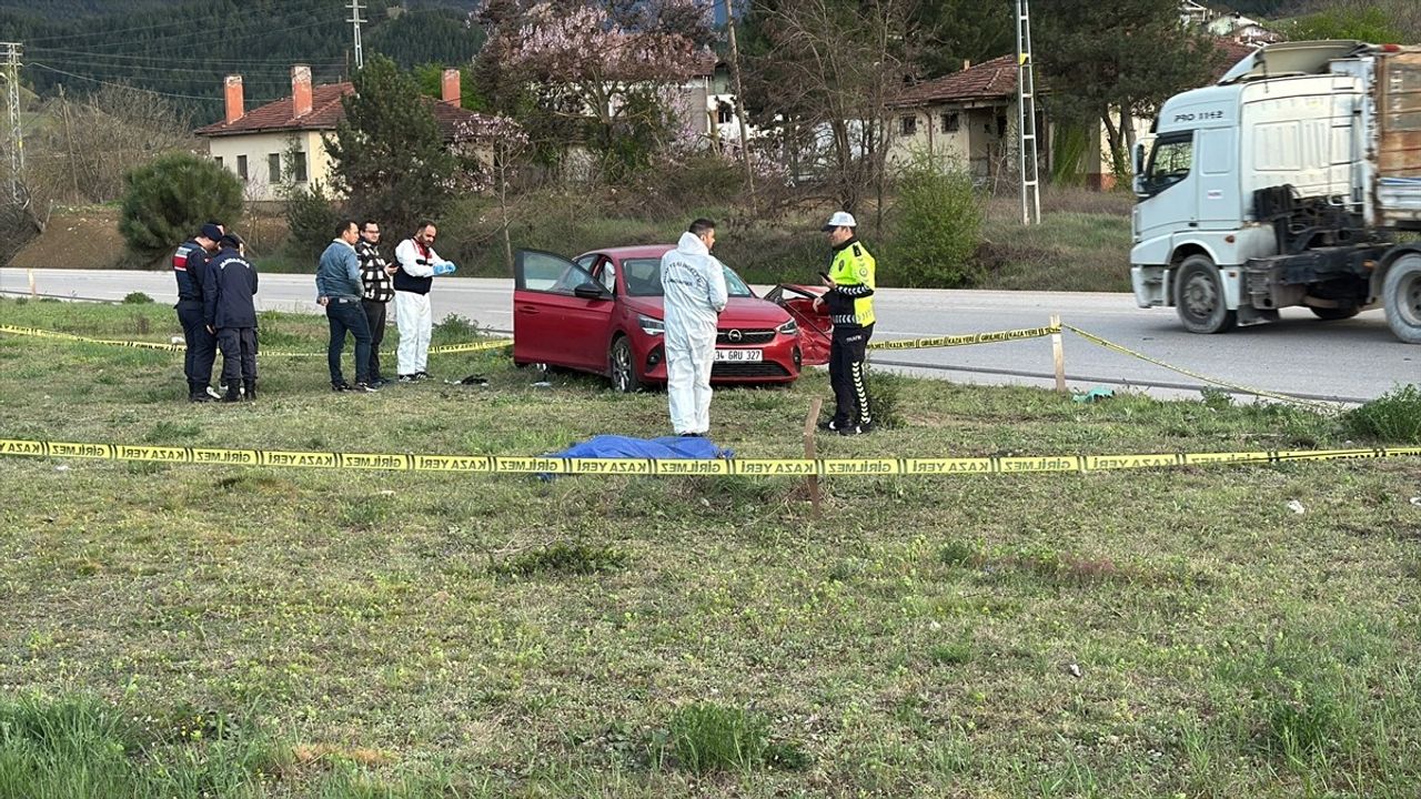 Karabük'te Tırla Çarpışan Otomobilde Üç Kişi Hayatını Kaybetti, İki Kişi Yaralandı