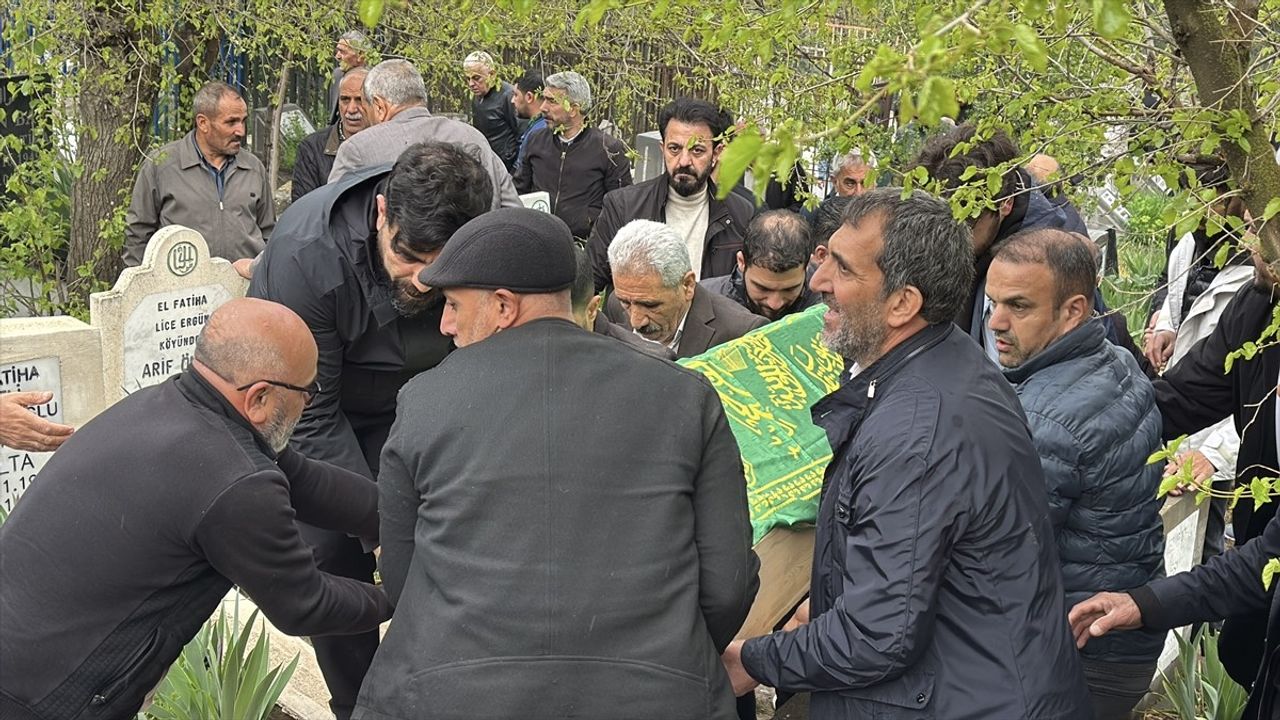 Karabük'teki Trafik Kazasında Hayatını Kaybeden Aile Üyeleri Diyarbakır'da Defnedildi