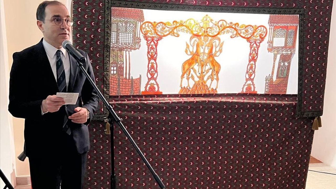 Karagöz ve Hacivat Gölge Oyunu Moskova'da Tanıtıldı