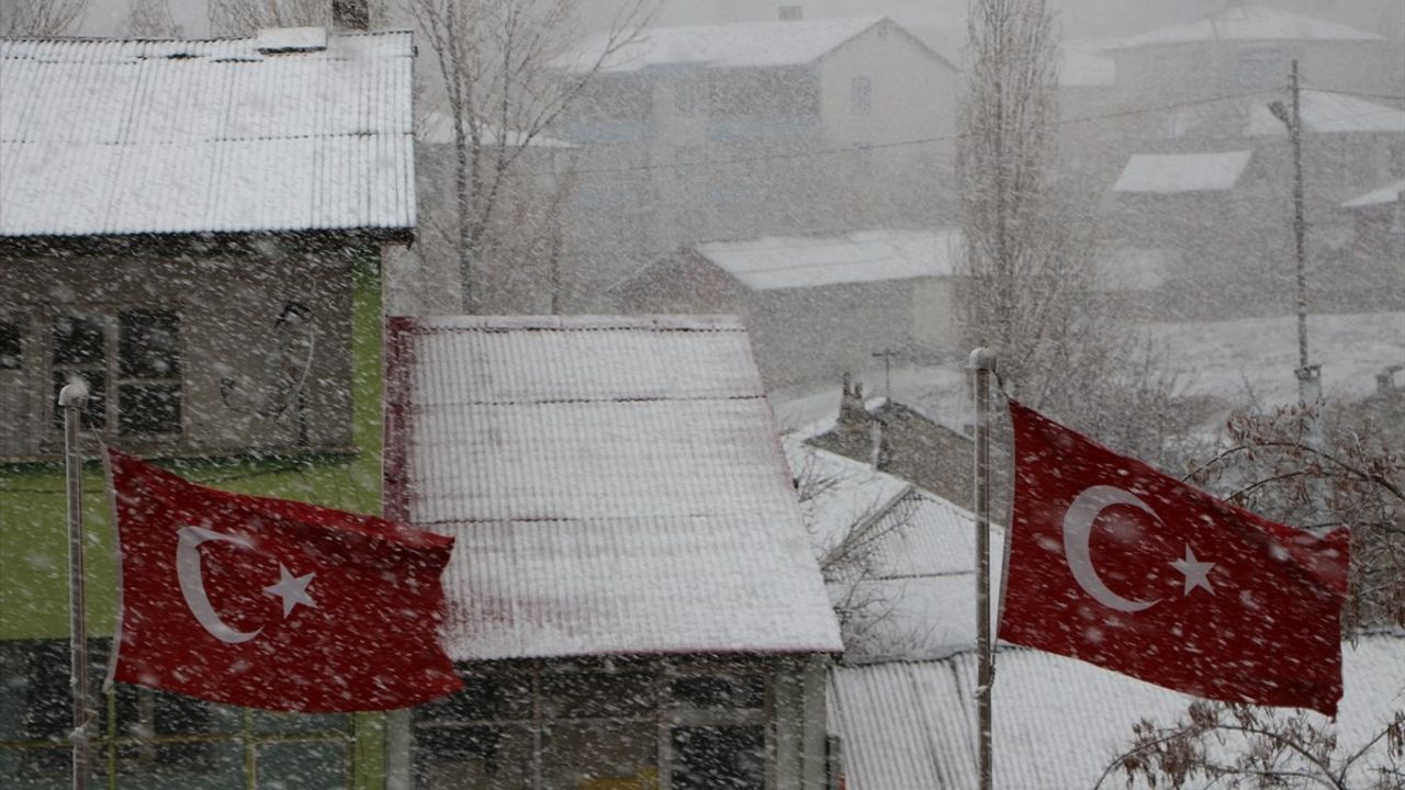 Karlıova'da Kar Yağışı Şehri Beyaza Bürüdü
