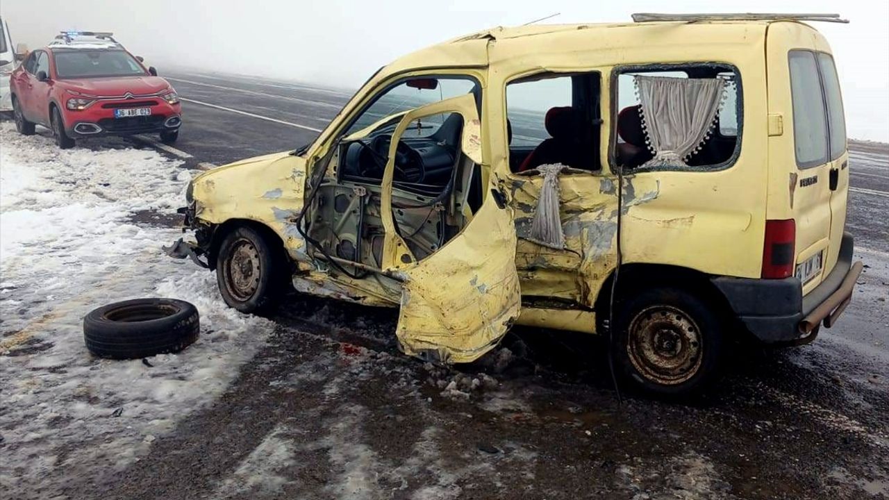 Kars'ta Kamyonet ile Hafif Ticari Araç Çarpıştı: 4 Yaralı