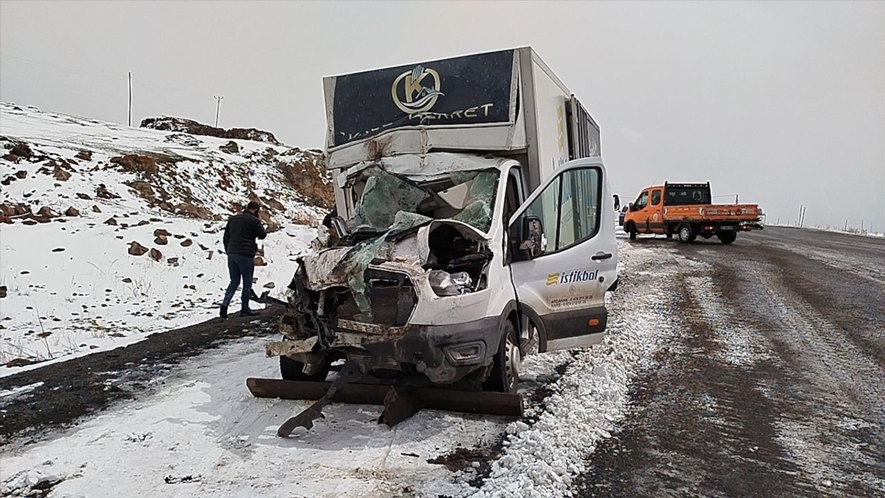 Kars'ta Kamyonet Kar Küreme Aracına Çarptı: 1 Ölü, 2 Yaralı