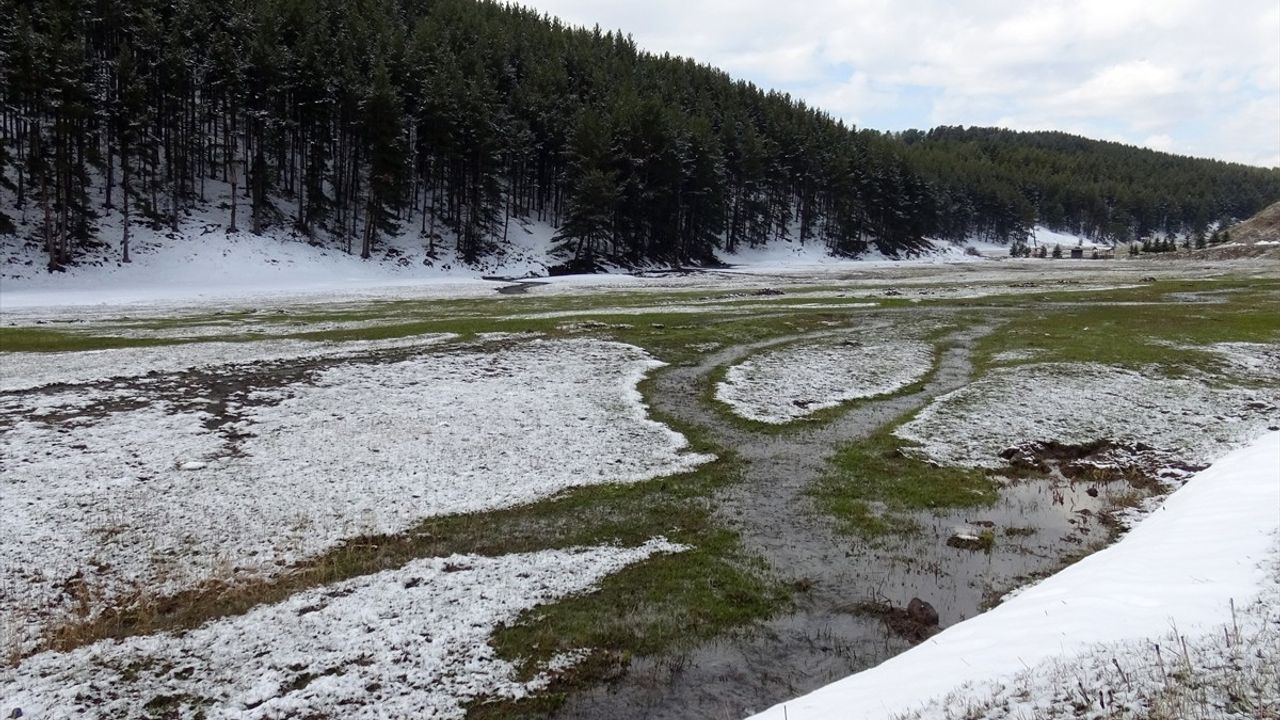 Kars'ta Kar Yağışı Yüksek Kesimleri Beyaza Bürüdü