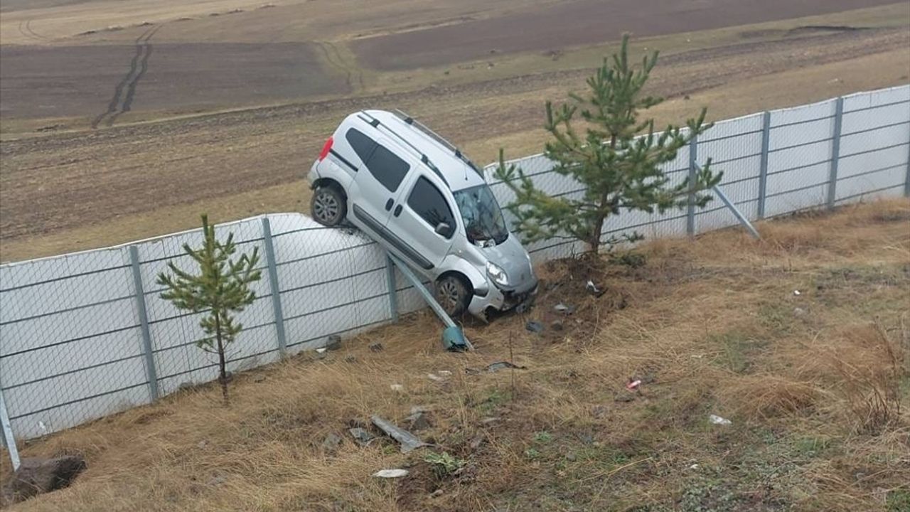 Kars'ta Kontrolden Çıkan Araç Kar Siperlerinde Durdu, İki Kişi Yaralandı