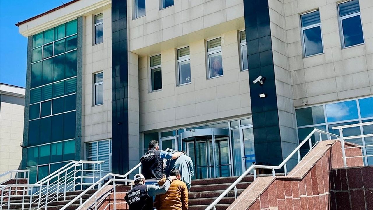 Kars'ta Uyuşturucu Operasyonunda İki Zanlı Tutuklandı