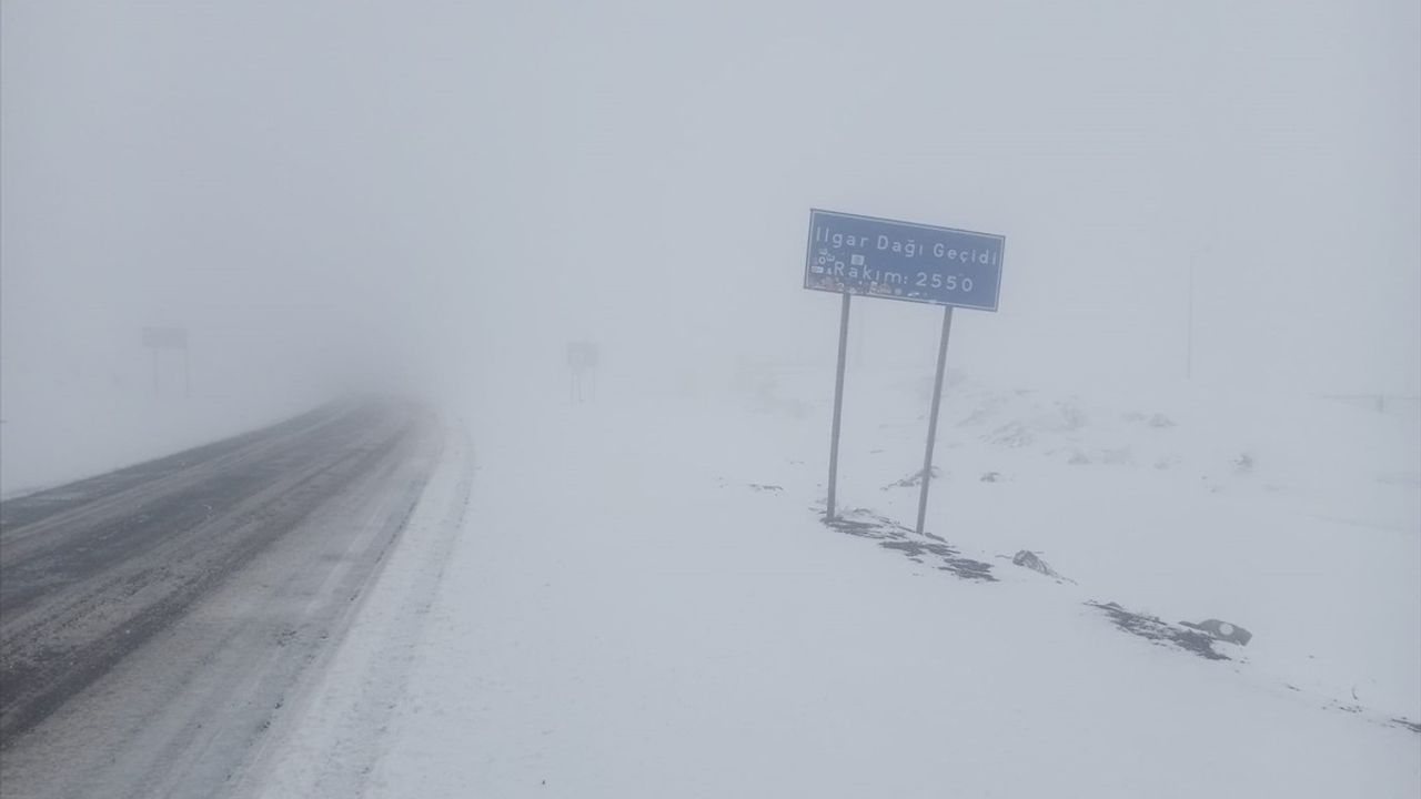 Kars ve Ardahan'ın Yüksek Kesimlerinde Nisan Ayında Kar Yağışı