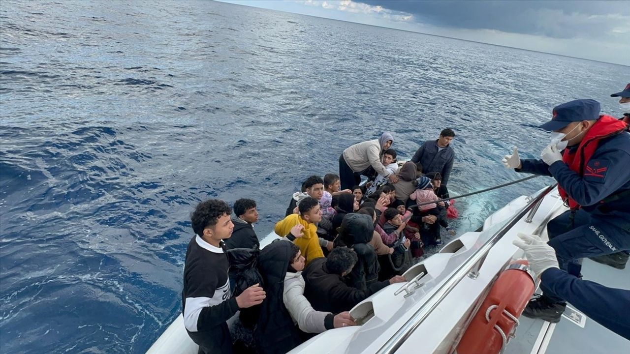 Kaş Açıklarında 25 Düzensiz Göçmen Kurtarıldı, 1 Cansız Bedene Ulaşıldı