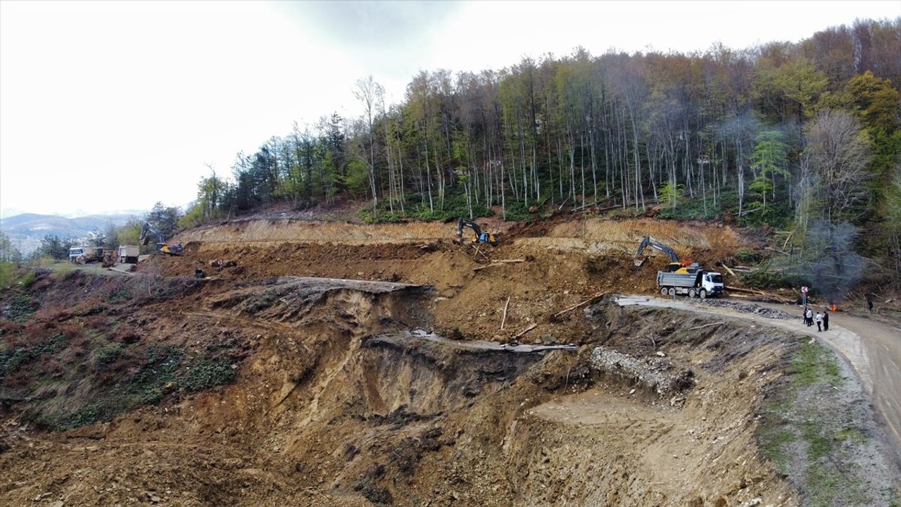 Kastamonu-Çatalzeytin Kara Yolu Heyelan Nedeniyle Kapatıldı