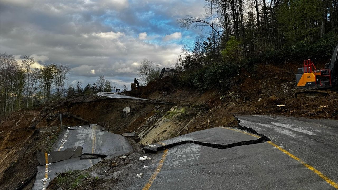 Kastamonu-Çatalzeytin Kara Yolu Heyelan Nedeniyle Ulaşıma Kapandı