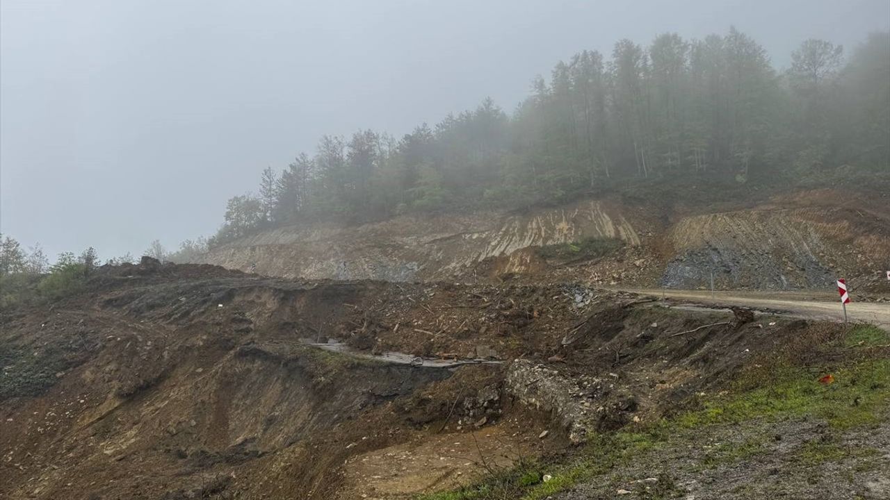 Kastamonu-Çatalzeytin Kara Yolunda Heyelan Sonrası Çalışmalar Devam Ediyor