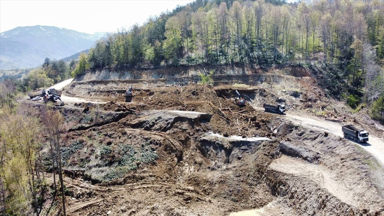 Kastamonu-Çatalzeytin Kara Yolunda Heyelan Sonrası Çalışmalar Devam Ediyor