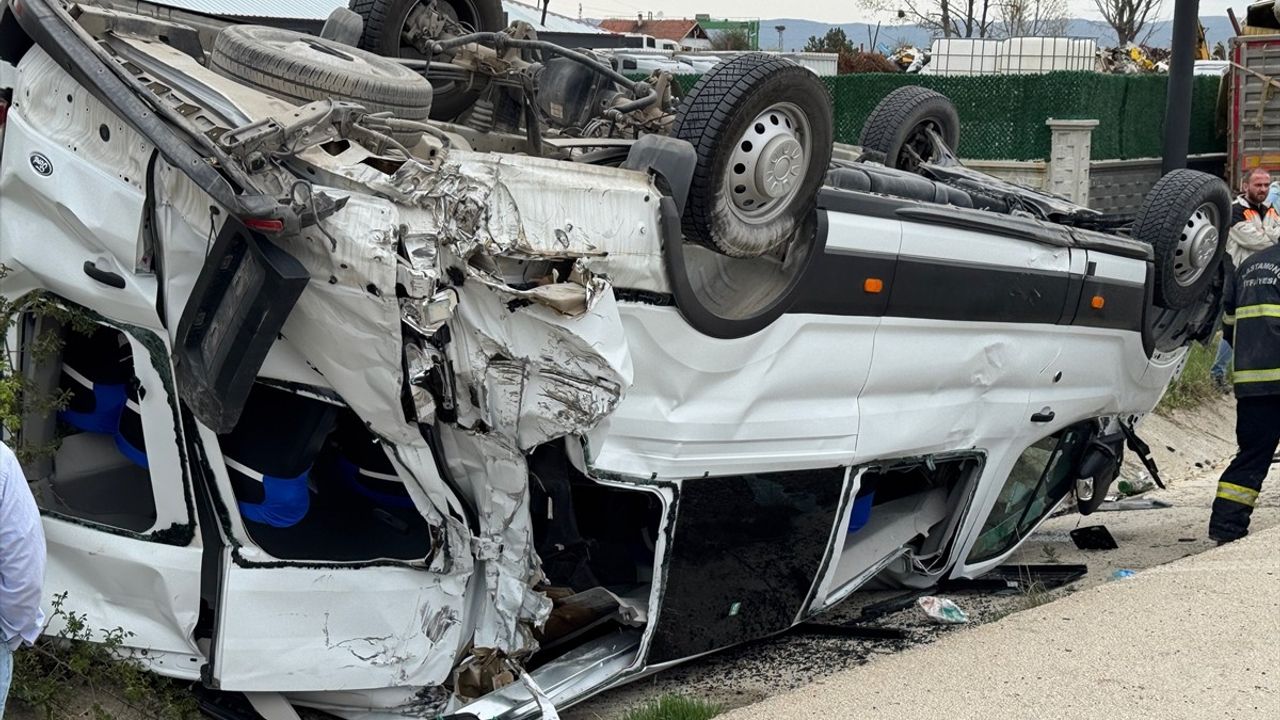 Kastamonu'da Minibüs ile Tır Çarpıştı: 10 Yaralı