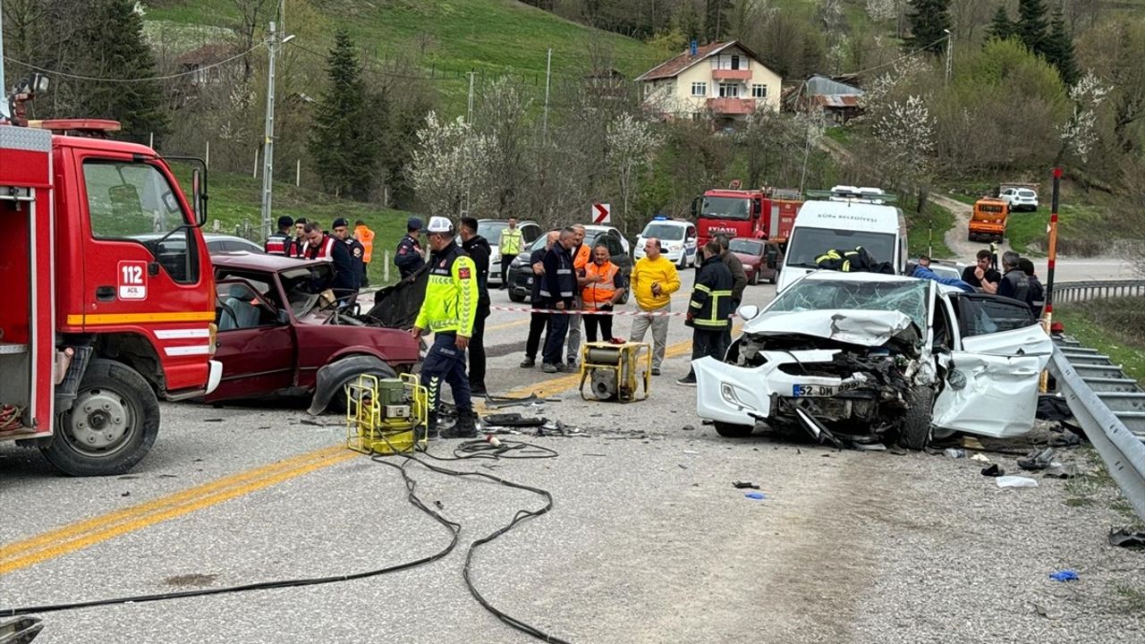 Kastamonu'da Trafik Kazası: 3 Kişi Hayatını Kaybetti, 4 Yaralı