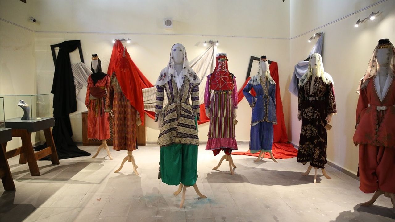 Kastamonu'da 'Türk Aile Yapısında Çeyiz ve Gelinlikler' Sergisi ve Paneli Düzenlendi