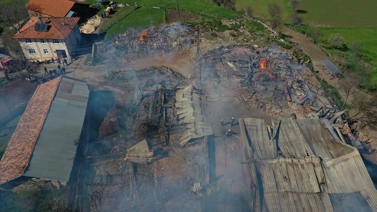 Kastamonu'da Yangın: 3 Ev ve 3 Ahır Kullanılamaz Hale Geldi