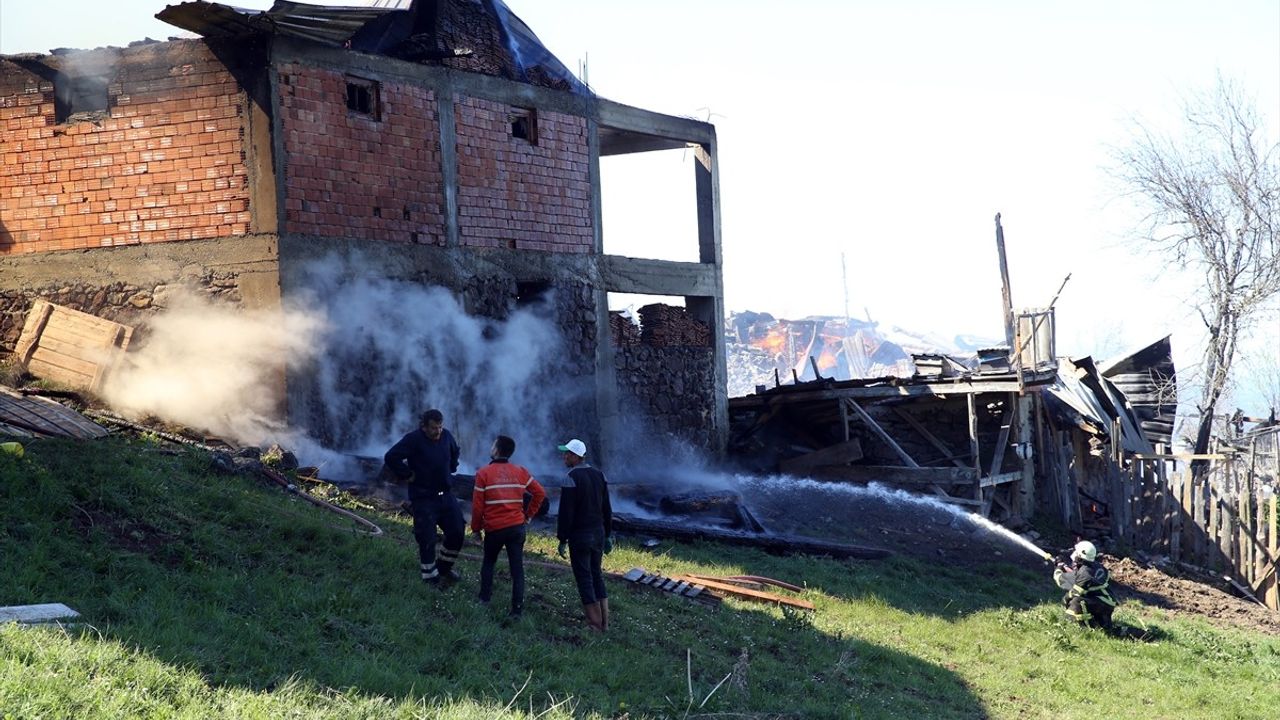 Kastamonu'daki Yangında Üç Ev ve Üç Ahır Zarar Gördü