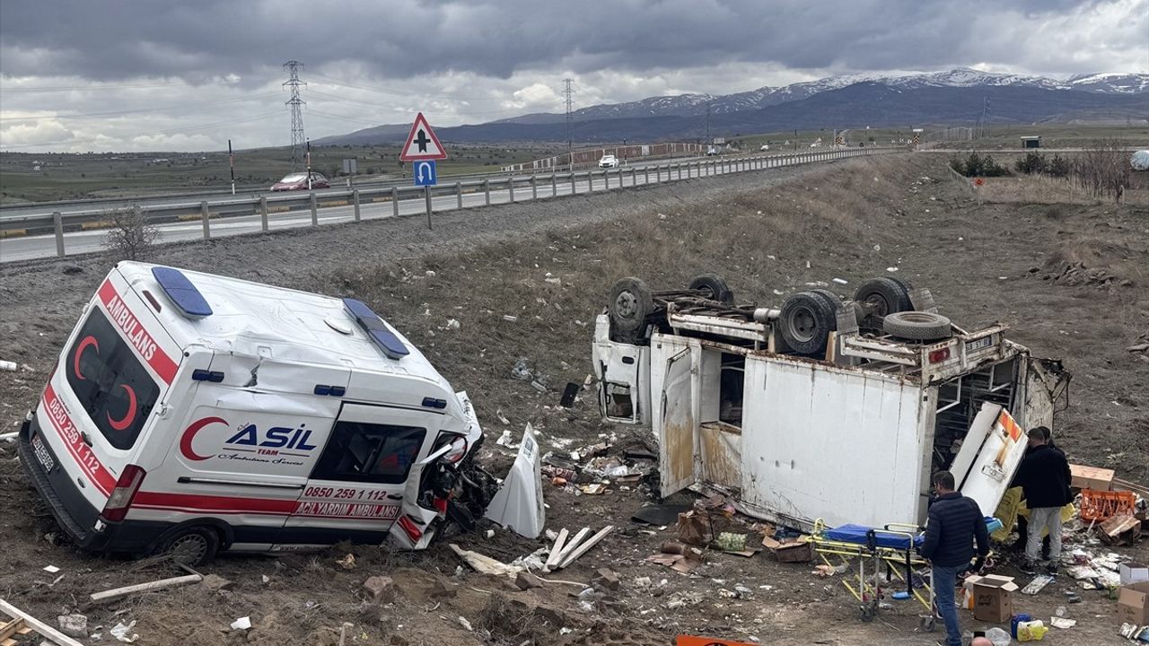 Kayseri'de Ambulans ve Kamyonet Çarpıştı: 6 Yaralı