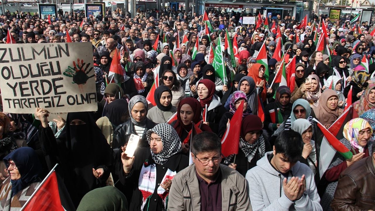 Kayseri'de Gazze'ye Destek Gösterisi: İsrail'in Saldırıları Protesto Edildi
