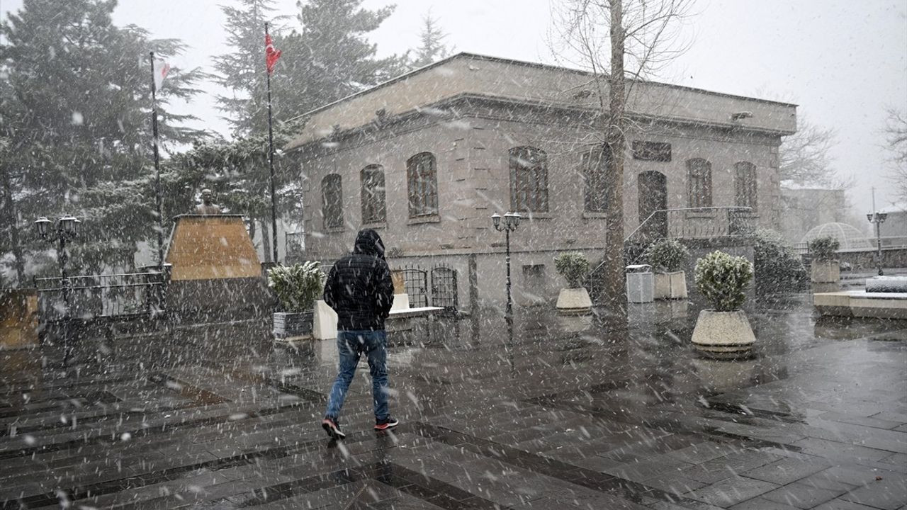 Kayseri'de Kar ve Tipi Etkili Olmaya Devam Ediyor