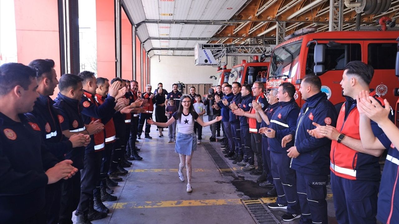 Kayseri'de Özel Gereksinimli Aleyna'ya İtfaiyeden Doğum Günü Sürprizi
