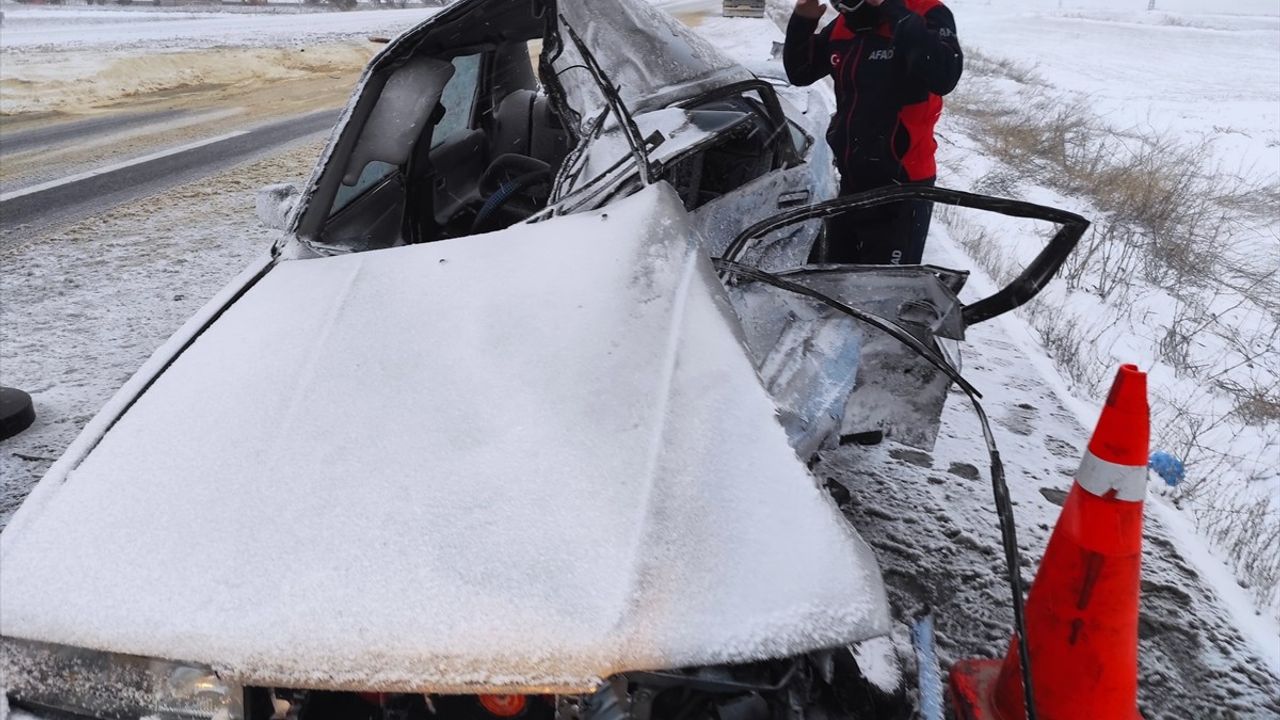 Kayseri'de Tır ile Çarpışan Otomobildeki Sürücü ve Eşi Hayatını Kaybetti