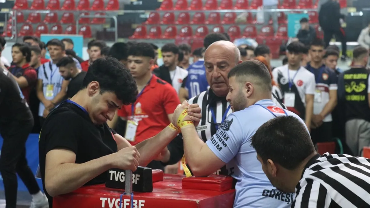 Kayseri'de Türkiye Bilek Güreşi Şampiyonası Başladı