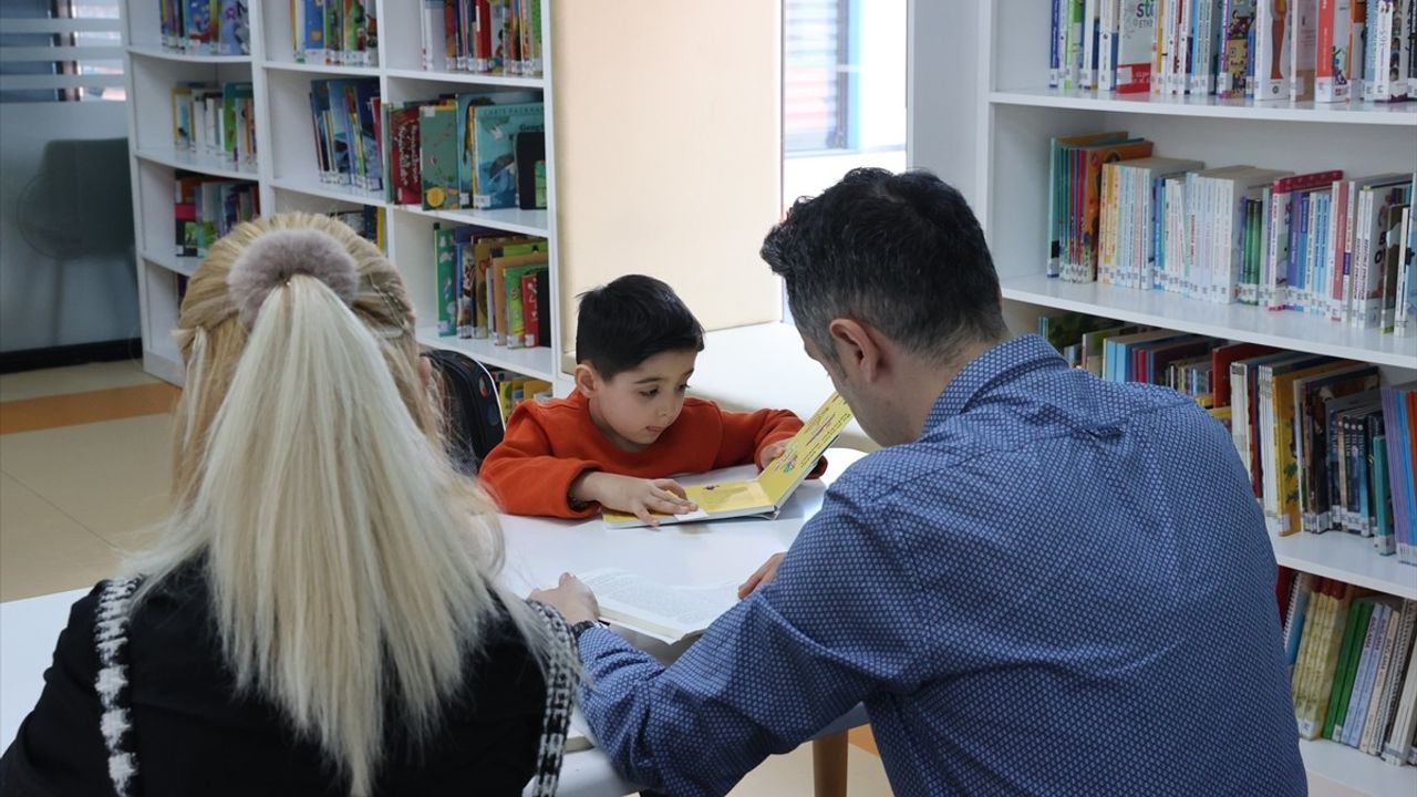 Kayseri'deki Aile, Çocuklarına Kitap Sevgisini Aşılıyor