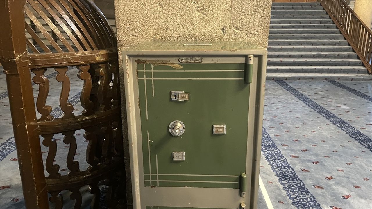 Kayseri'deki Tarihi Cami Kebir Hırsızlık Girişimi Güvenlik Kamerasında