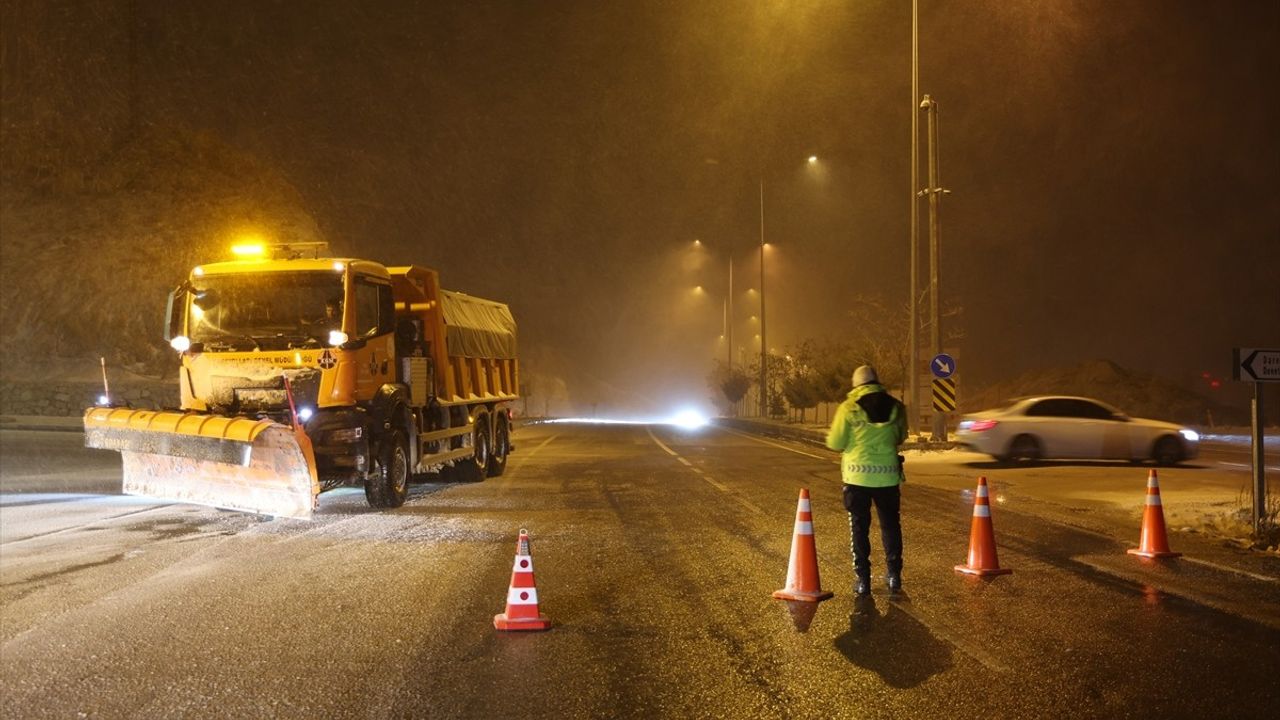 Kayseri-Malatya Kara Yolu Kar ve Tipi Nedeniyle Ulaşıma Kapandı