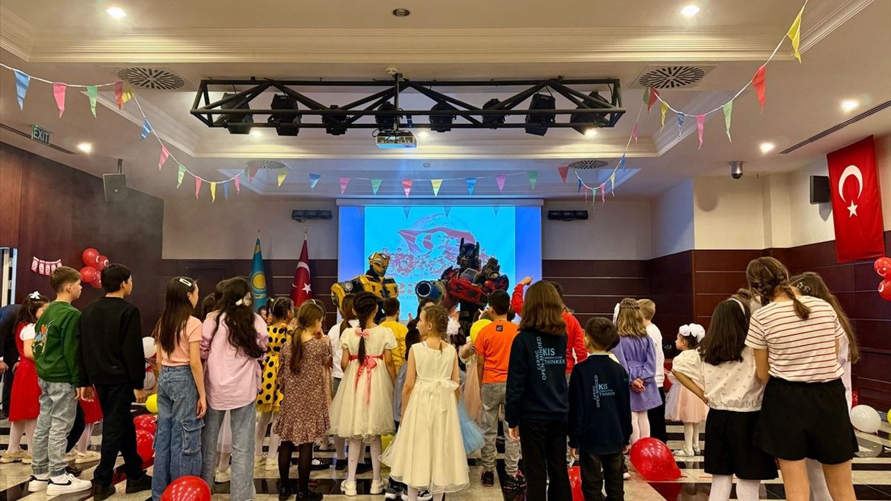 Kazakistan'da 23 Nisan Ulusal Egemenlik ve Çocuk Bayramı Yetim Çocuklarla Kutlandı