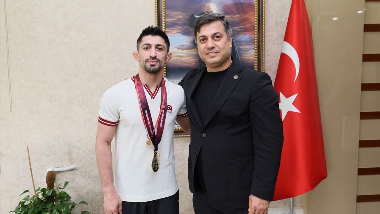 Kerem Kamal, Avrupa Şampiyonu Milli Güreşçi Manisa'da Coşkuyla Karşılandı