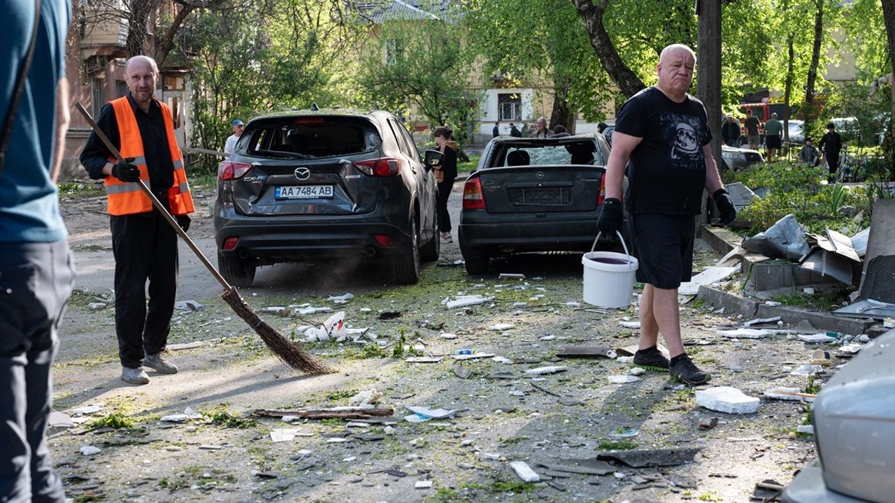 Kiev'e Düzenlenen Rus Saldırısında 9 Kişi Hayatını Kaybetti, 70'ten Fazla Yaralı Var