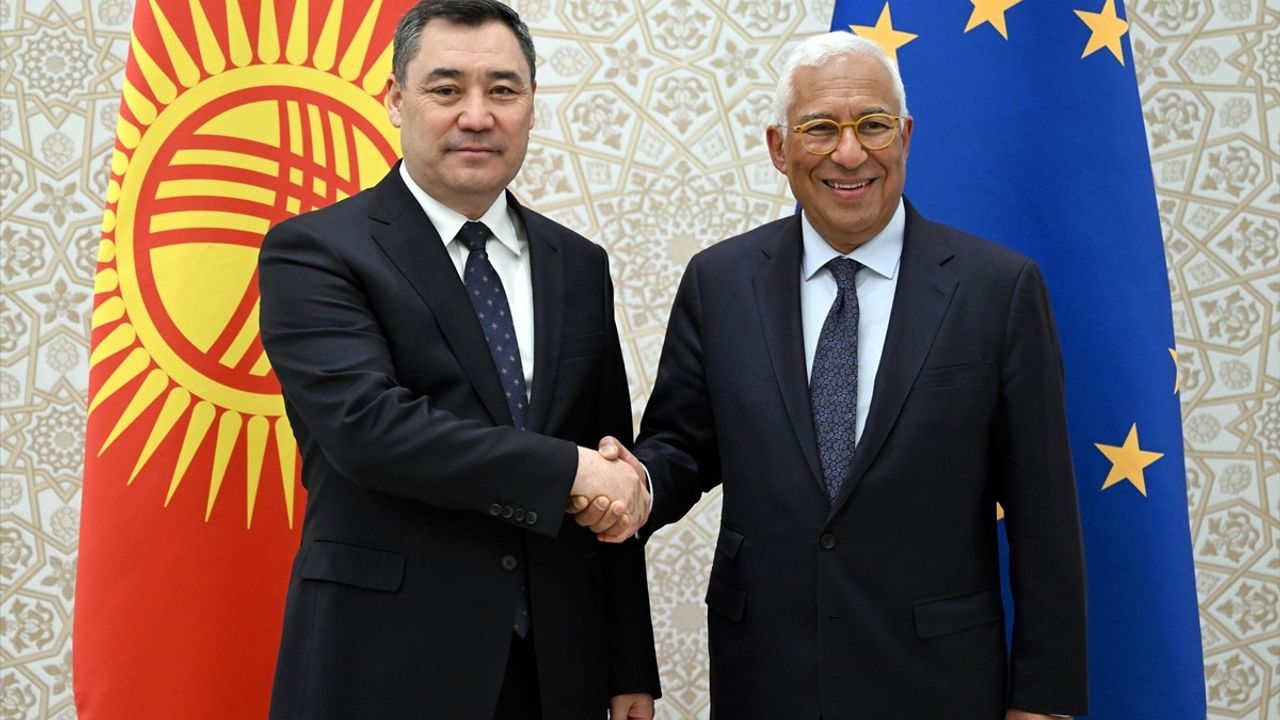 Kırgızistan Cumhurbaşkanı Sadır Caparov, Semerkant'ta Avrupa Birliği Yetkilileri ile Görüştü