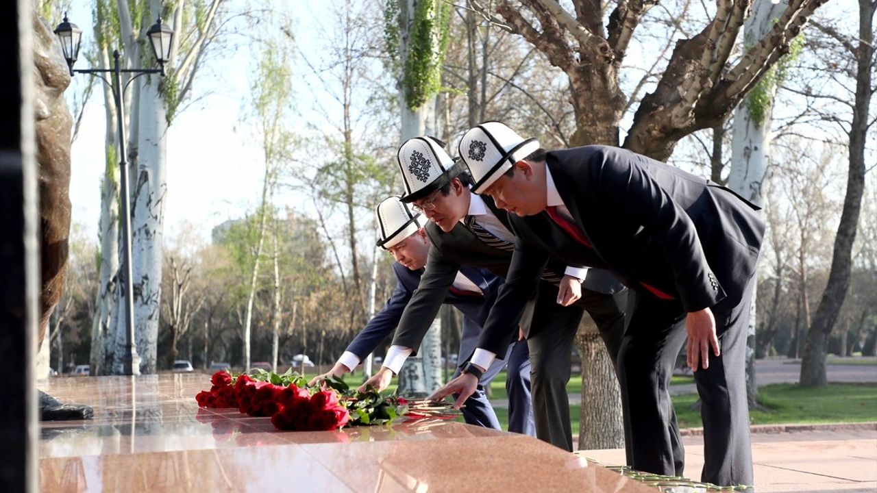 Kırgızistan'da 7 Nisan Halk Devrimi Kurbanları Anıldı