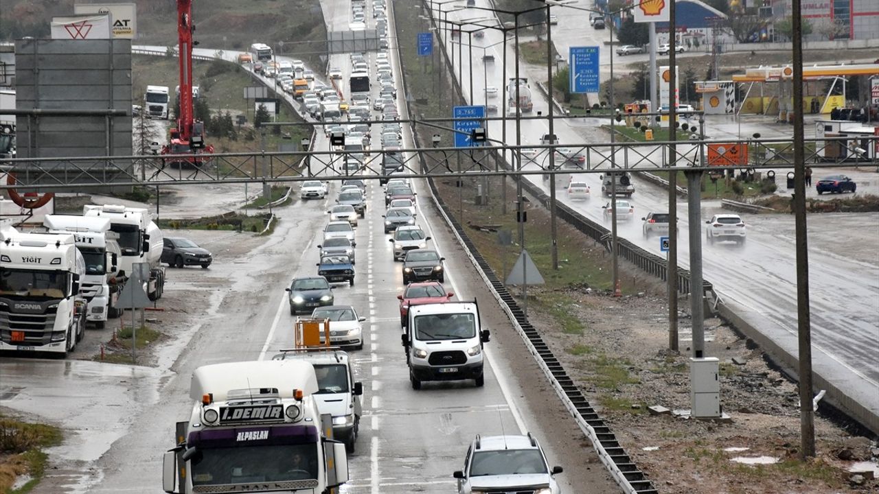 Kırıkkale'de Bayram Dönüşü Trafik Yoğunluğu Artıyor