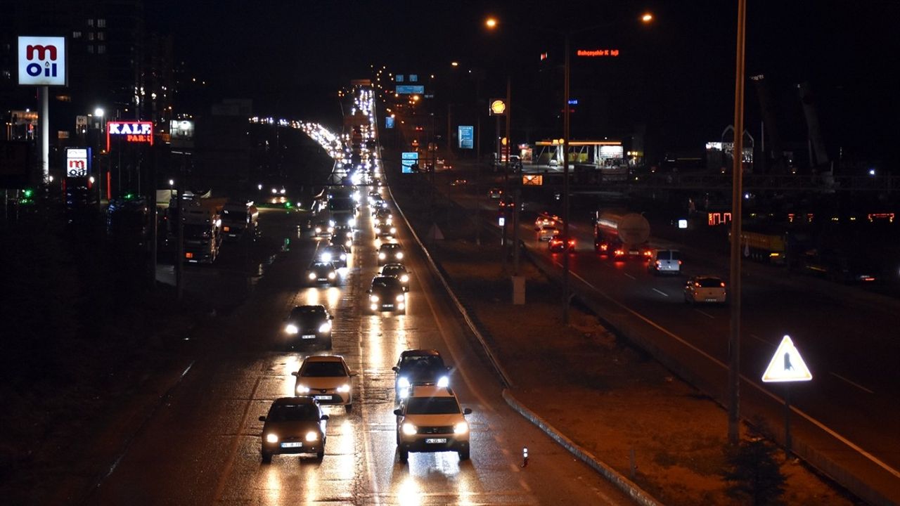 Kırıkkale'de Bayram Dönüşü Trafik Yoğunluğu Arttı